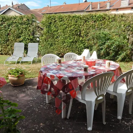 Snug With Fenced Garden Garden Furniture Bbq * Vic-sur-Seille